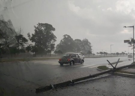 Temporal atinge Campo Grande e derruba poste de energia na avenida Duque de Caxias