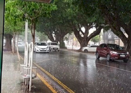 Chuva cai e ameniza calorão em bairros de Campo Grande