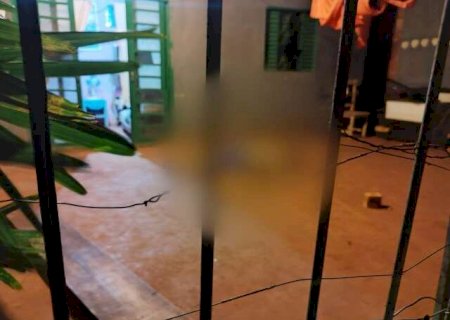 Homem &eacute; espancado a paulada e morre na varanda de casa em Campo Grande
