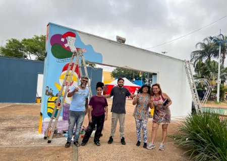 Artistas visuais pintam os quatro pórticos da Praça Antônio João>