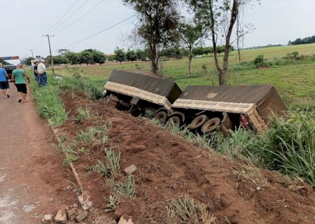 VÍDEO: motorista perde controle na BR-376 e cai com carreta em barranco entre Fátima do Sul e Vicentina