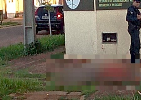 Homem é surpreendido por atirador em moto e morre com tiro na cabeça em Campo Grande