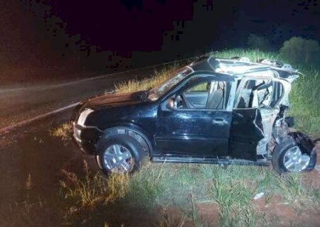 Três pessoas que estavam a passeio em Fátima do Sul ficam feridas e traseira de carro é destruída em acidente próximo ao rio Guiray, em Ivinhema