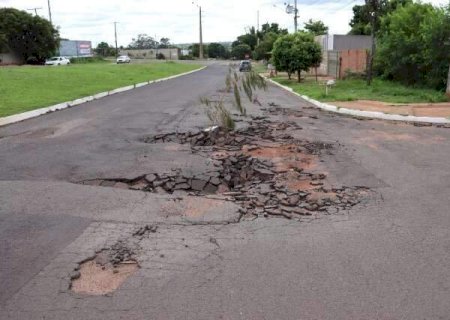 Asfalto fica “estilhaçado” e vias correm risco de virar crateras em Campo Grande