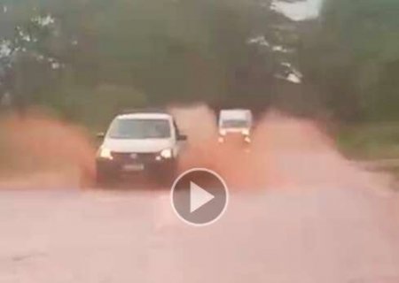 VÍDEOS: Chuva intensa alaga e interrompe tráfego entre Deodápolis e Lagoa Bonita na MS -276