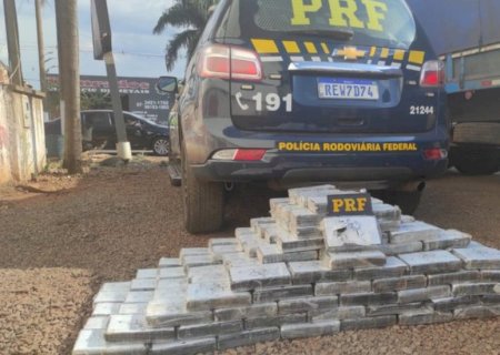 Caminhoneiro é preso com 242 kg de cocaína ao ser flagrado em zigue-zague na rodovia em Ivinhema