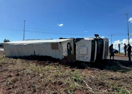 Motorista perde controle da direção e tomba caminhão com carga de frango em Nova Andradina