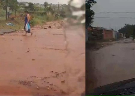 Chuva alaga ruas no Centenário e complica passagem de veículos em Campo Grande