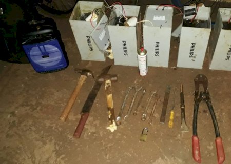 Com marreta, martelo, facão, alicate e drogas ladrão do Douradão é preso pela GMD