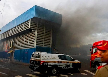 Explosão de celular pode ter iniciado incêndio que destruiu 6 boxes do Camelódromo de Campo Grande