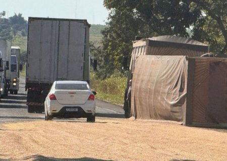 Veículo tomba e carga de soja fica espalhada em rodovia após acidente entre carretas na BR-267 em Nova Andradina