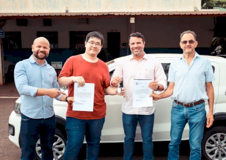 Ganhador do carro zero km da campanha IPTU Premiado de Caarapó recebe veículo