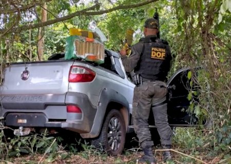 Traficante abandona picape com drogas e foge pela mata em Itahum