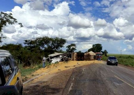 Acidente entre duas carretas, em Nova Andradina, matou caminhoneiro ga&uacute;cho de 37 anos