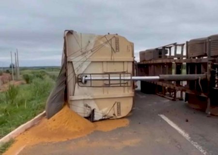 Carregamento de farelo de milho fica esparramado após carreta tombar em Anaurilândia