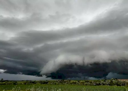 Tempo fecha r&aacute;pido em Vicentina e nuvens escuras deixam moradores em alerta
