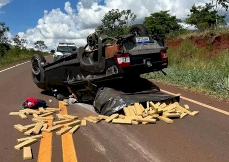 Em Caarapó, traficante capota pick-up e espalha mais de 700 kg de maconha em rodovia
