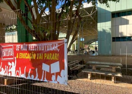 Técnicos e professores do IFMS em 7 cidades começam dia com greve