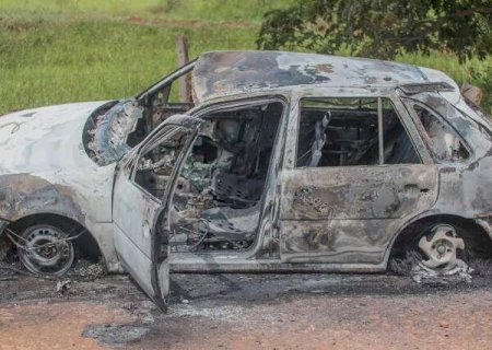 Carro roubado &eacute; encontrado queimado na estrada do Inferninho