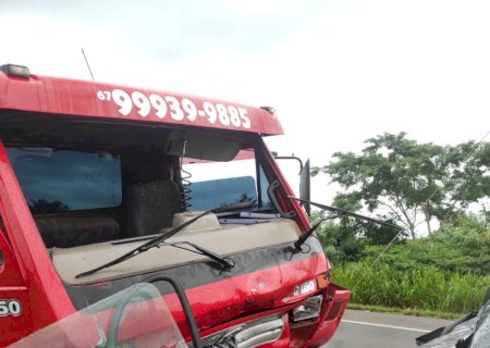 Motorista de caminhão guincho de Fátima do Sul é arremessado em colisão frontal na BR-163 em Nova Alvorada do Sul