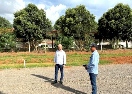 Gilberto Segóvia comemora execução de obras de asfalto e galeria pluviais em Caarapó