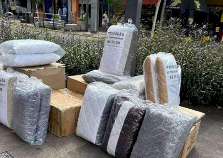 Lojas pedem fiscalização contra ambulantes que vendem até travesseiro na calçada