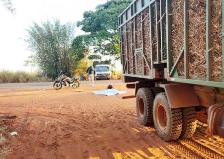 Jovem morre em acidente envolvendo moto e caminhão entre Deodápolis e Ivinhema na BR-376