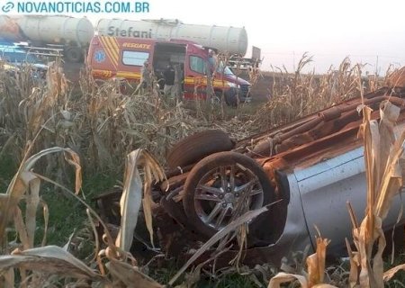 Motorista capota na BR-376, em Ivinhema, e carro vai parar em meio a plantação de milho