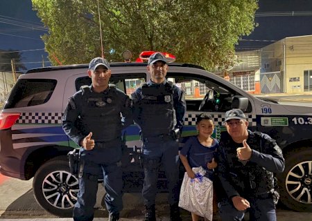 Polícia Militar surpreende fã de 6 anos com presente e passeio em viatura em Coxim