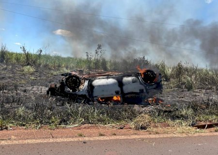 Entre Deodápolis e Ivinhema carro com família a bordo pega fogo após forte colisão com caminhão caçamba na BR-376