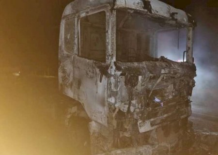 Curto-circuito atinge cabine de carreta e veículo pega fogo em Ivinhema