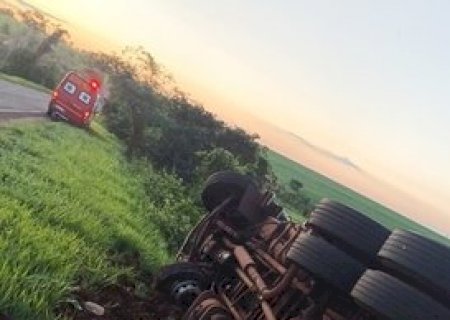 Entre Deodápolis e Ivinhema pneu estoura e caminhão tomba na BR-376, próximo ao pesqueiro da Nina