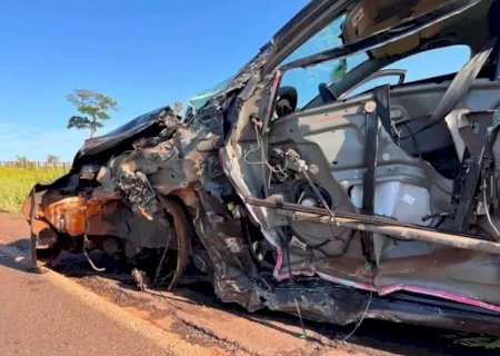 Carro com bebê a bordo tem roda e porta arrancadas por caminhão em Ivinhema
