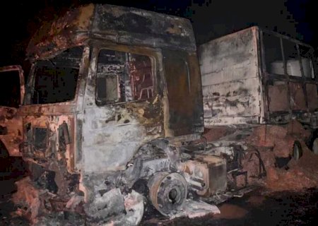 Carreta fica destruída em incêndio na MS-134, em Nova Andradina