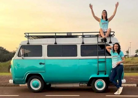 Casal vende tudo e adota vida nômade em Kombi chamada Frida