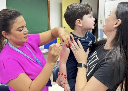 Mães destacam importância da vacina durante campanha de vacinação contra gripe no Detran-MS>