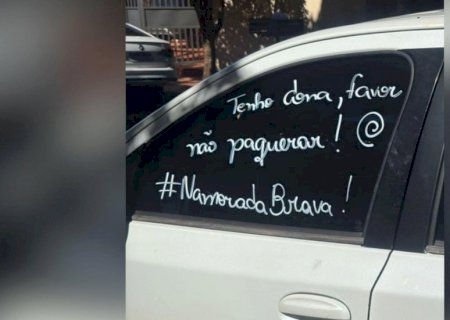 Carro com recado de ‘namorada brava’ causa na cidade e jovem se manifesta: ‘não sou chifruda’