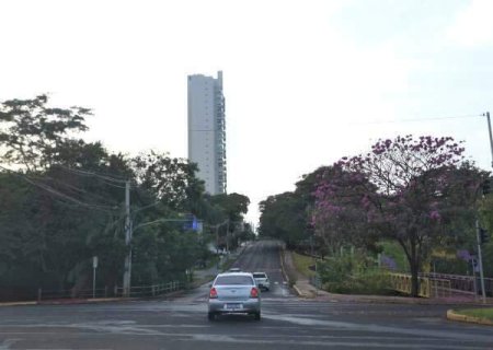Domingo começa nublado em Campo Grande após chuva da madrugada