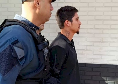 Carro entrega paradeiro e jovem que matou a mãe em Glória de Dourados dormia no momento da prisão