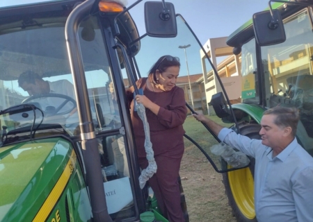 Cileide e Tiquinho: “Novo trator vai apoiar ainda mais a agricultura familiar de Jateí”