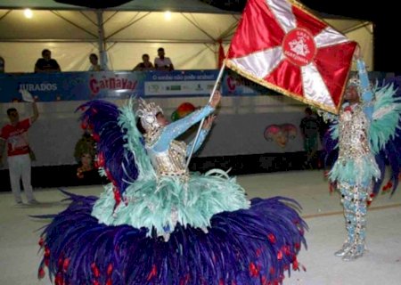 Escola de samba Igrejinha comemora 50 anos em noite de gala no Teatro Aracy Balabanian