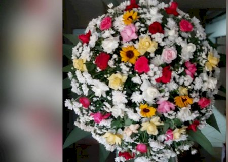 Floricultura faz piada de enlutada que tentou parcelar coroa de flores em Campo Grande: ‘não é Casas Bahia’