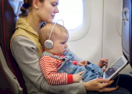 Entenda as regras sobre viajar de avi&atilde;o com carrinho de beb&ecirc;