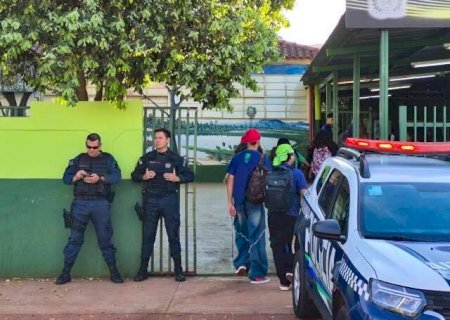 Pais chegam apreensivos &agrave; escola ap&oacute;s aluna levar faca e amea&ccedil;ar colegas