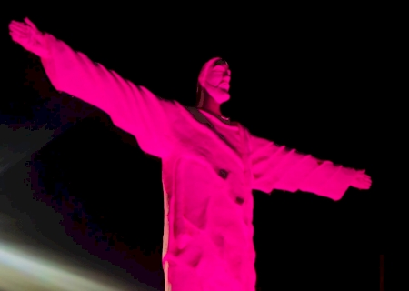 Cristo de Jateí é iluminado com a cor rosa, de prevenção e luta contra o câncer de mama