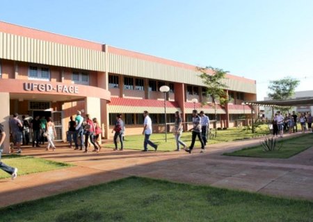 Cerca de 8 mil candidatos fazem primeira etapa do Vestibular UFGD 2026 neste domingo