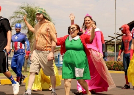 Em Jateí, prefeita se fantasia para fazer a festa com as crianças