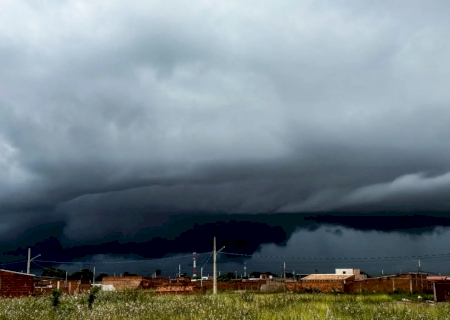 Nuvem gigante, Nimbostratus encobre Campo Grande e indica mais tempestade>