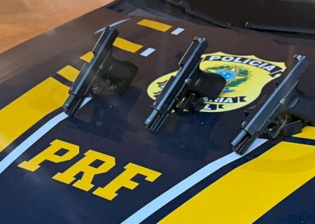 PRF prende mulher com pistolas presas ao corpo em Ponta Porã (MS)>