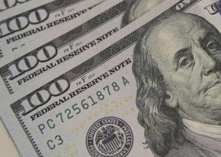 D&oacute;lar sobe com tens&atilde;o entre EUA e Ir&atilde; e fecha cotado a R$ 5,25